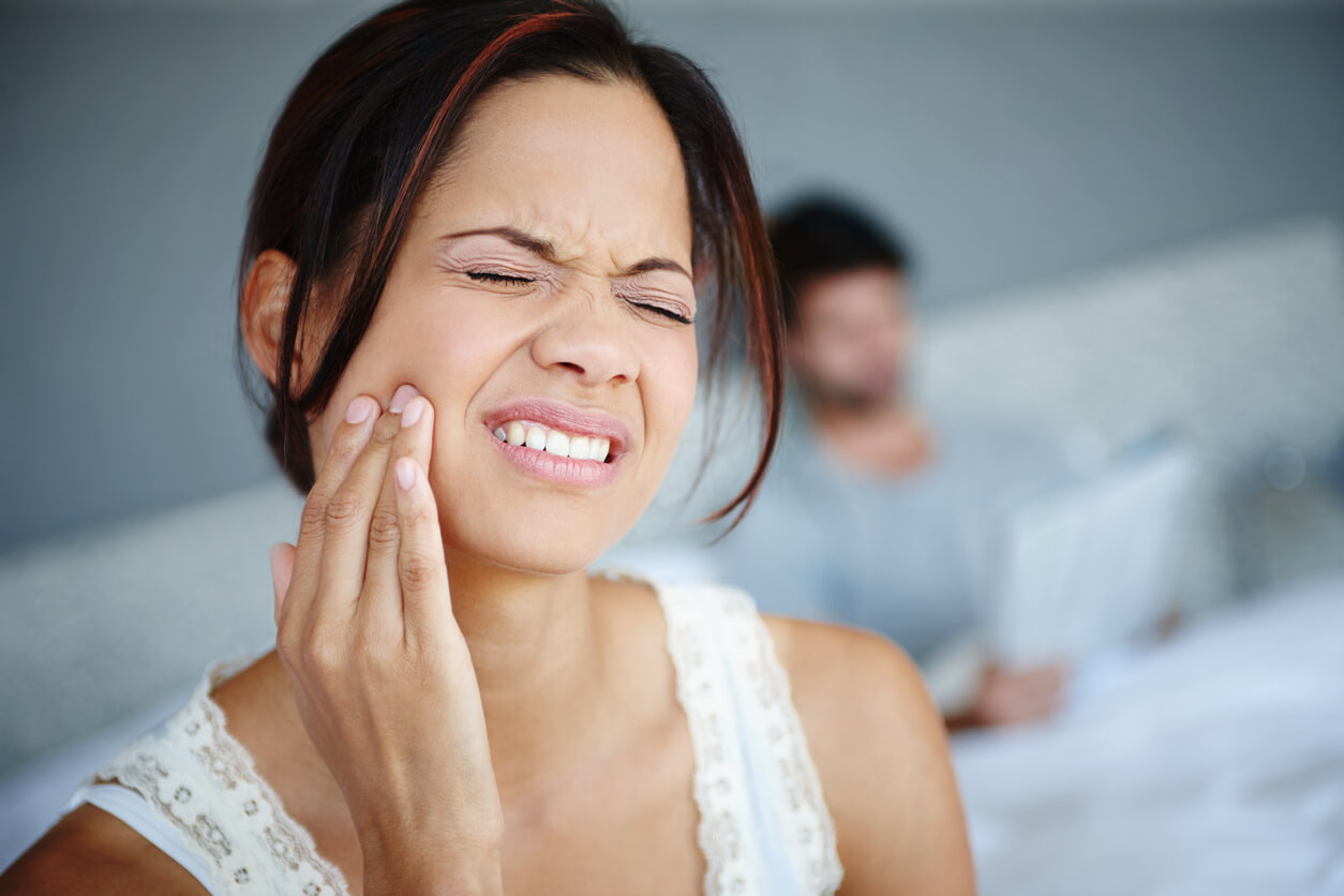 Should I go to the ER for tooth pain? - Dedicated Dental